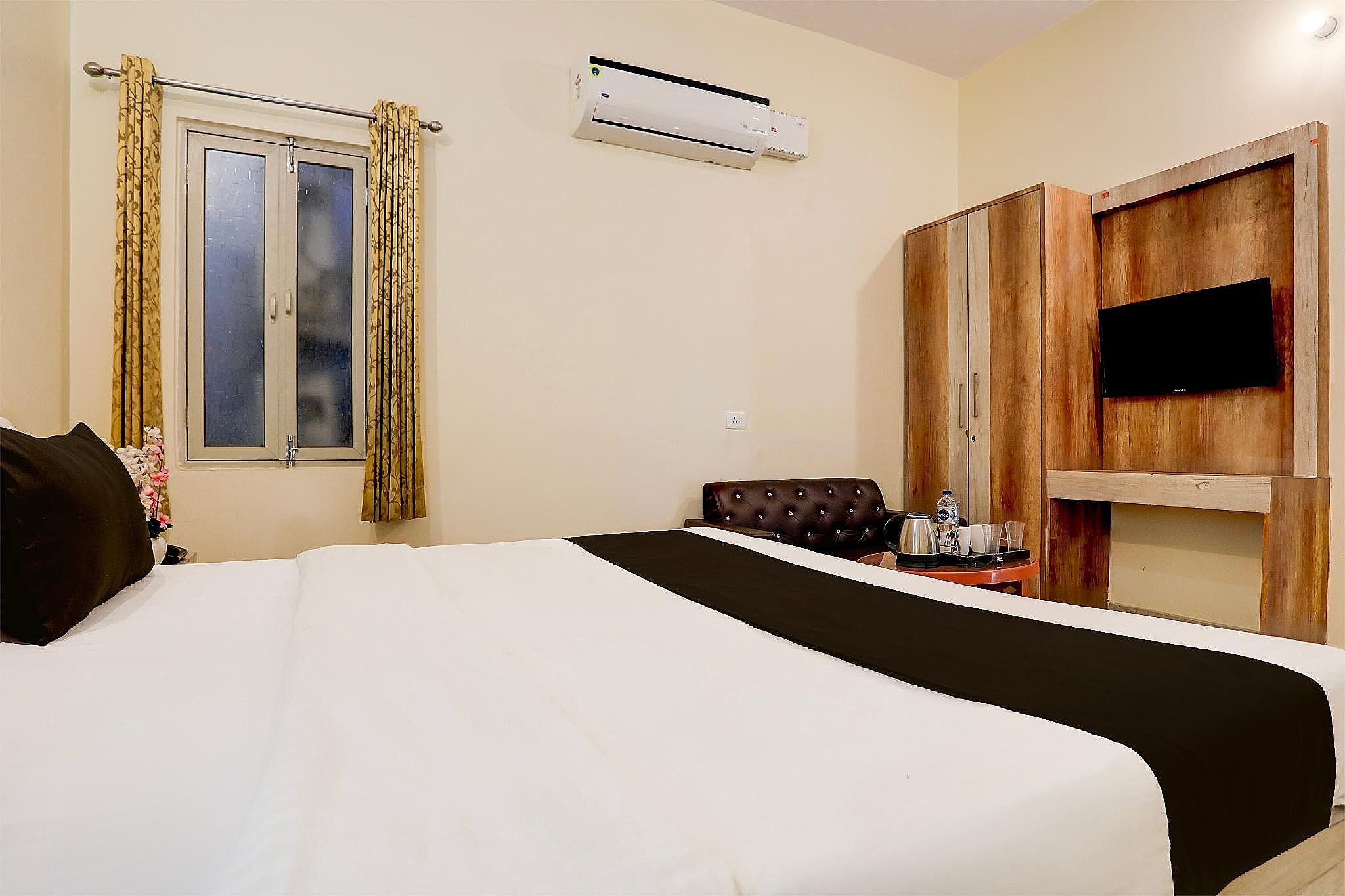 Super Townhouse Hyderabad Gate IIT BHU formerly RK Heights Classic Room 17