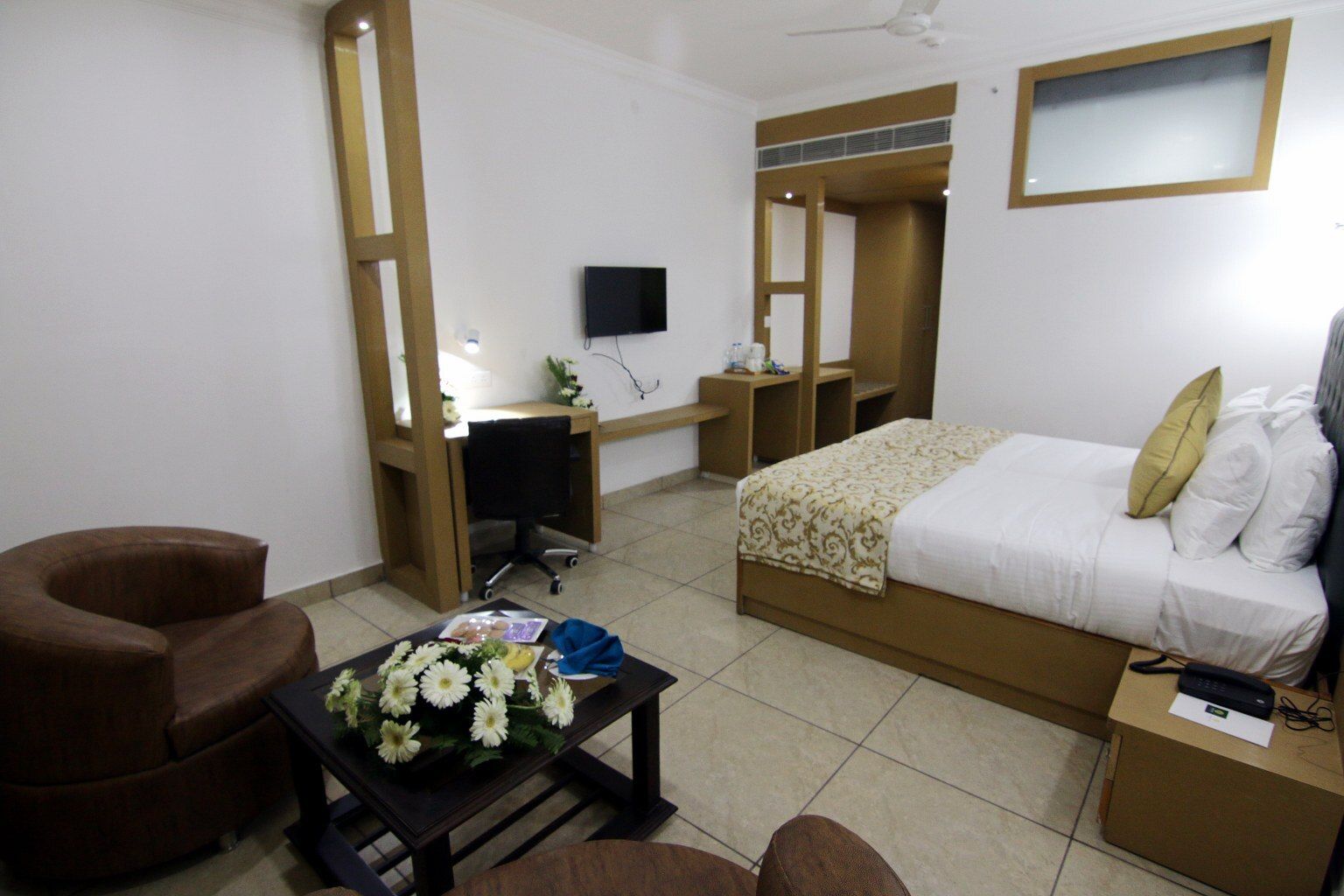 Treebo Trinetar International Deluxe Rooms 4