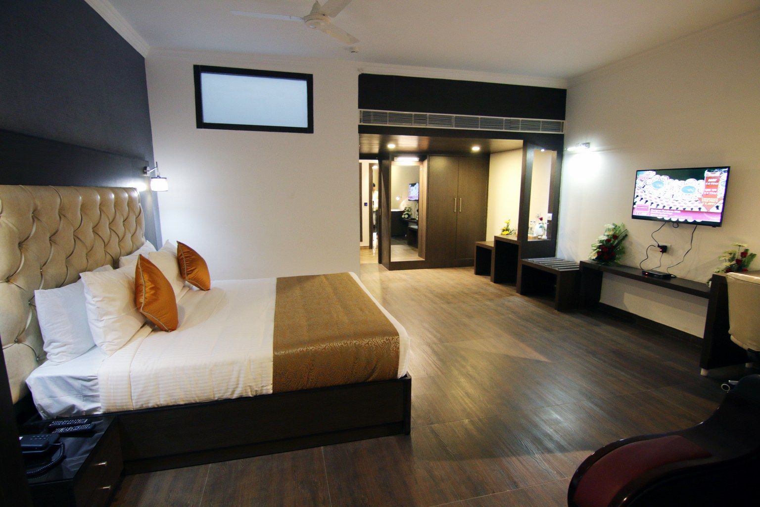 Treebo Trinetar International Premium Rooms 4