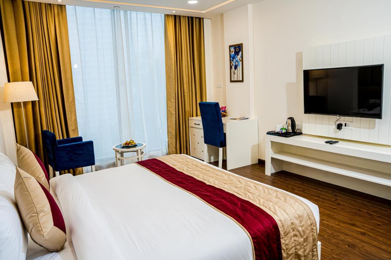 Best Western Dalhousie 1 King Bed, Non-Smoking, Superior Room, Flat Screen Television, In-Room Safe, Mini Bar, Coffee Maker 2