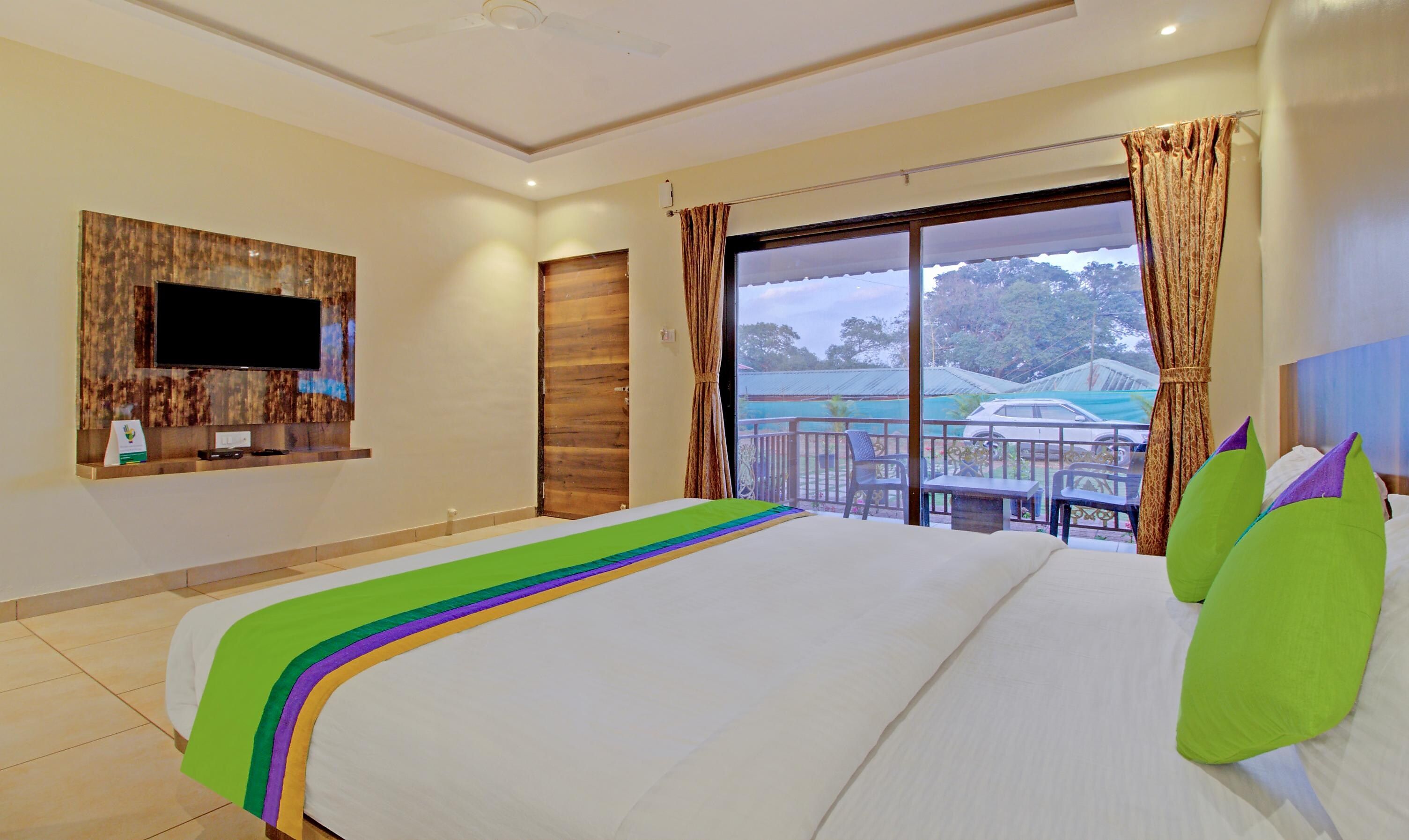 Treebo Nakshatra Cottages Mahabaleshwar Deluxe Double Room 3