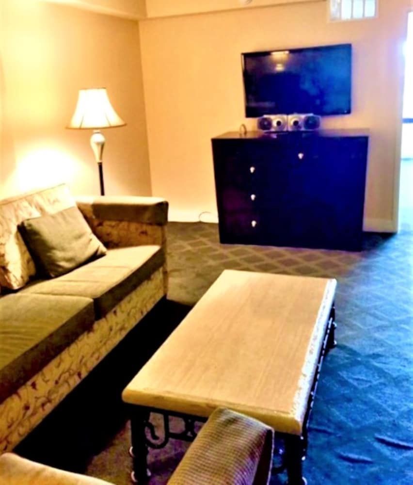 Jockey Resort Suites Center Strip Deluxe Suite, 1 Bedroom 8