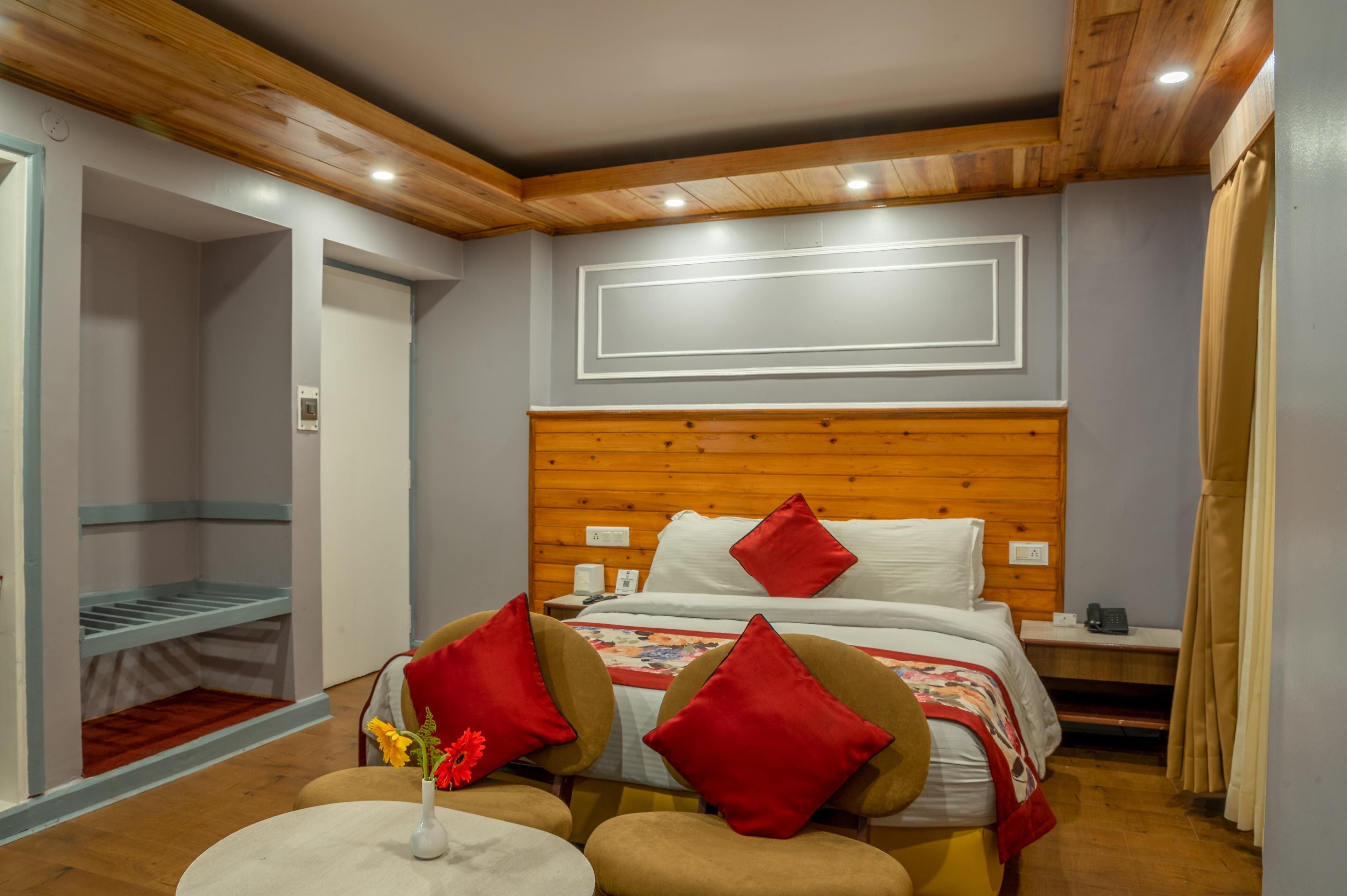 Mount Conifer Suites & Spa Deluxe Room 5