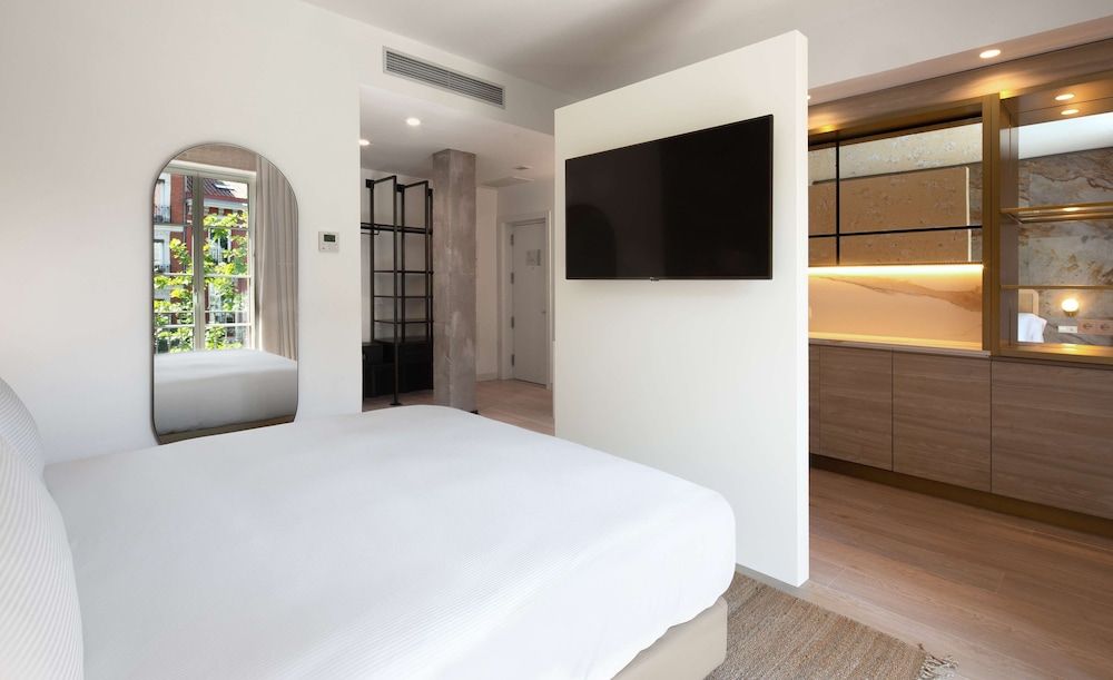 Atocha Hotel Madrid, Tapestry Collection by Hilton Room, 1 King Bed 2