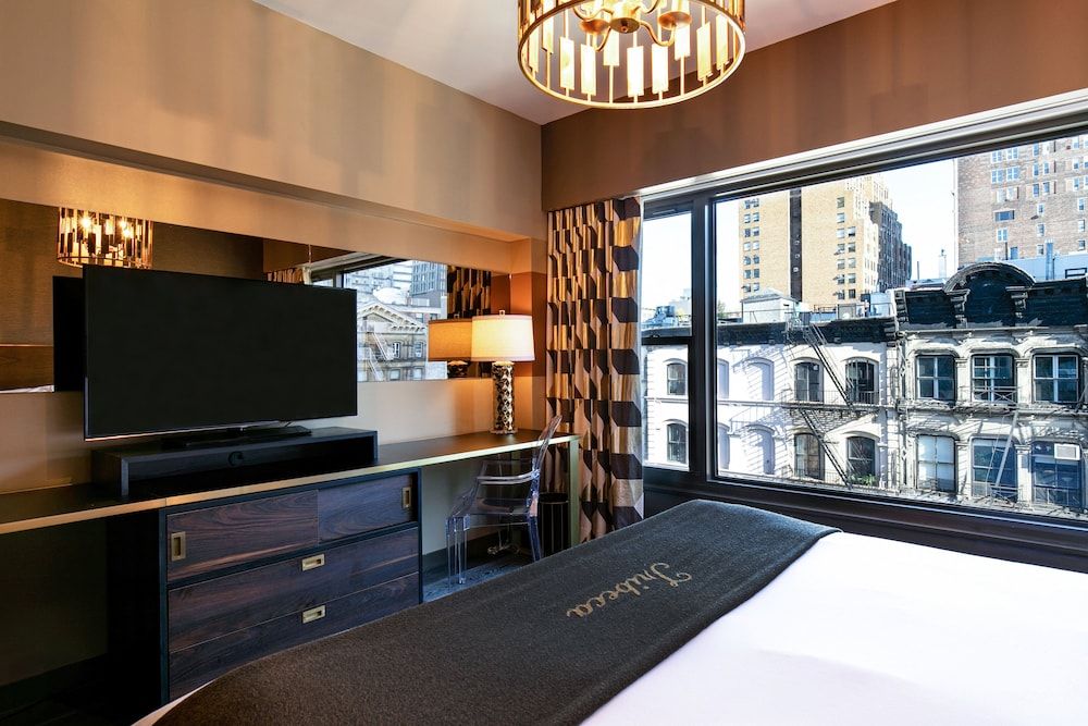 Roxy Hotel New York Deluxe Room, 1 King Bed 3