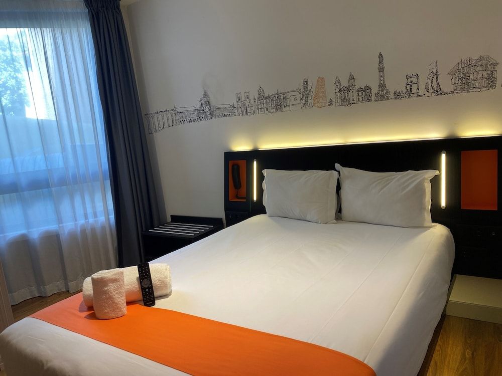 easyHotel Lisbon Standard Double Room 3