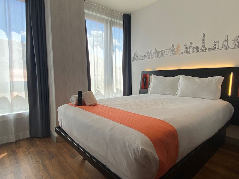 easyHotel Lisbon room