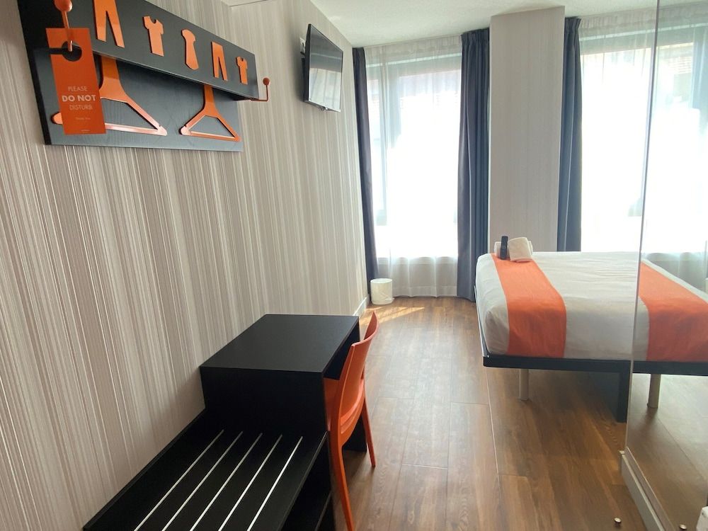 easyHotel Lisbon room 2