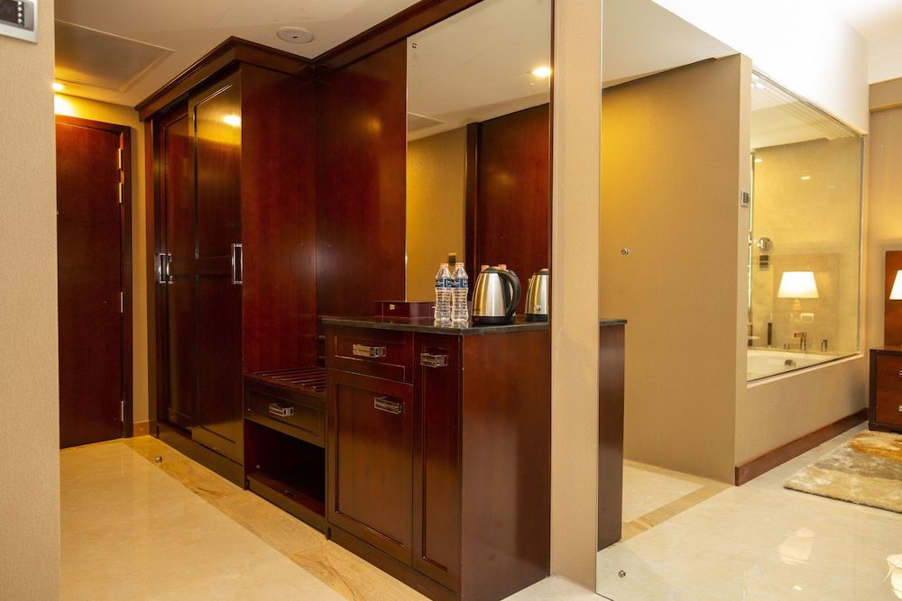 Marino Beach Colombo Superior Double Room, 1 King Bed- With a Complimentary City Tour 4