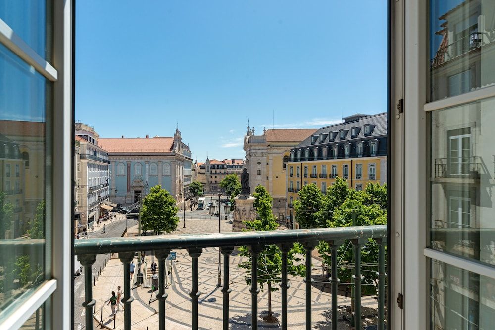 Le Consulat Suite with City view 27