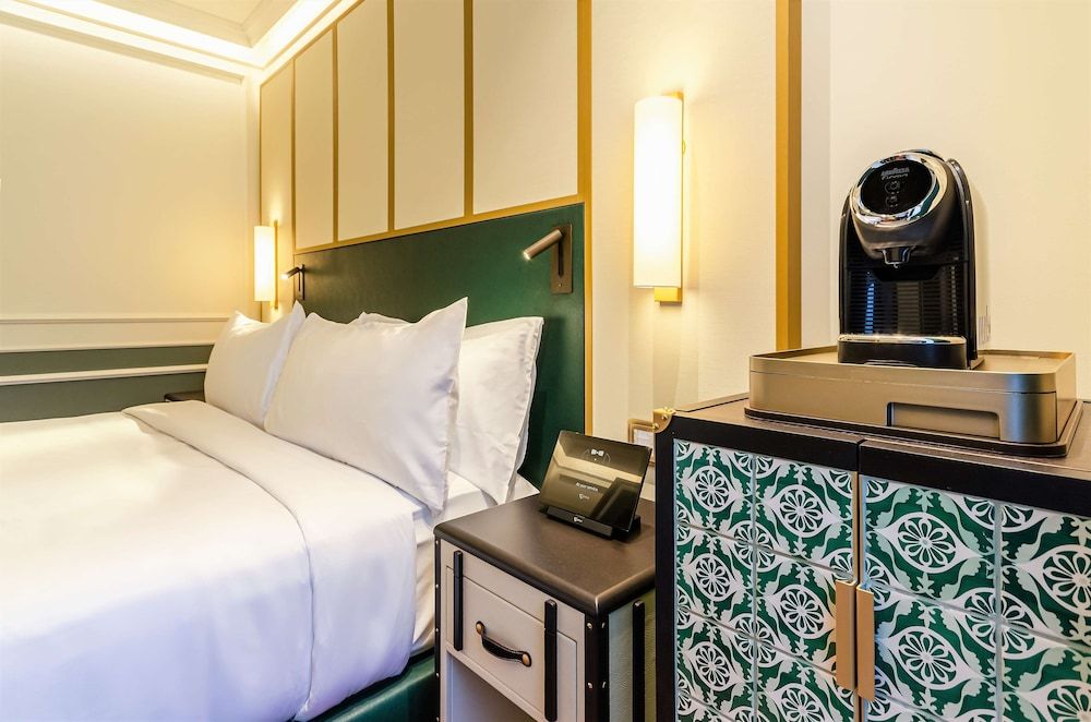 The Emerald House Lisbon, Curio Collection By Hilton Room, 1 King Bed 3