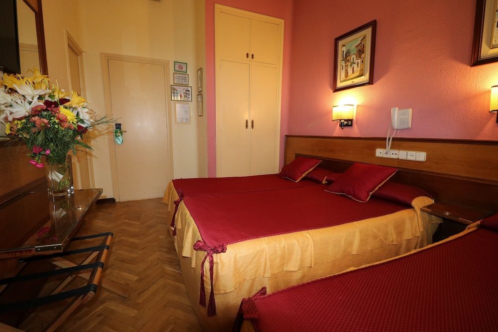 Hostal Hispano Argentino Gran Via Triple Room, Private Bathroom 3