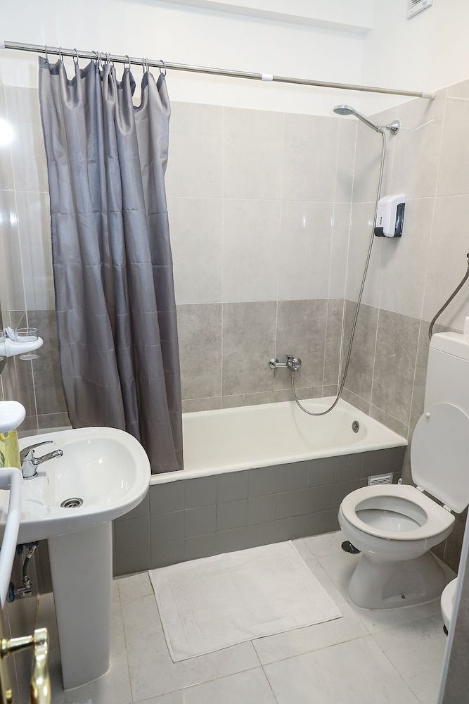 Lisbon Home Host - Hostel Double or Twin Room, Shared Bathroom 5