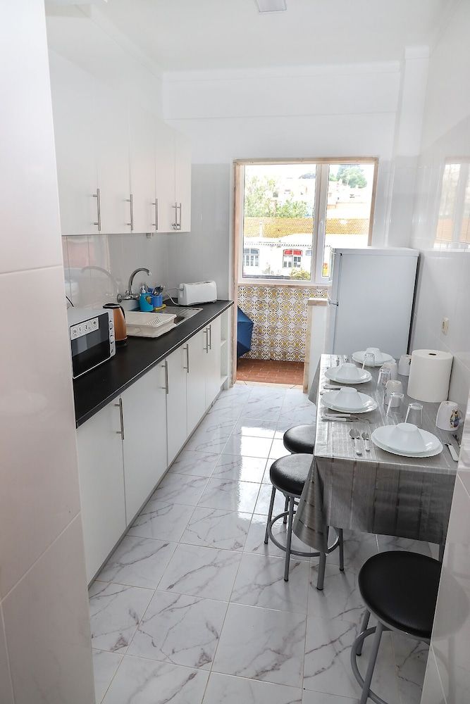 Lisbon Home Host - Hostel Double or Twin Room, Shared Bathroom 8