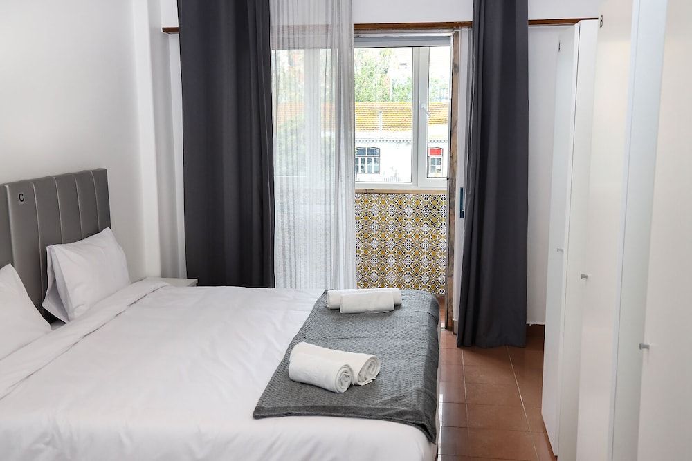 Lisbon Home Host - Hostel Double or Twin Room, Shared Bathroom