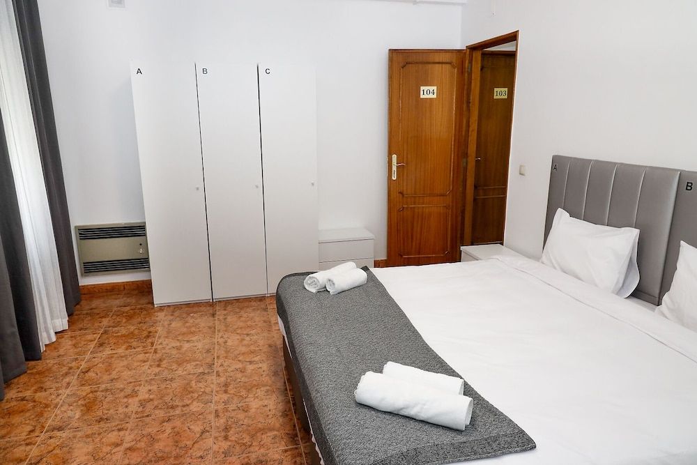 Lisbon Home Host - Hostel Double or Twin Room, Shared Bathroom 3