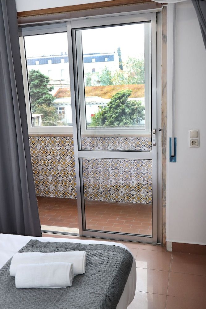 Lisbon Home Host - Hostel Double or Twin Room, Shared Bathroom 4