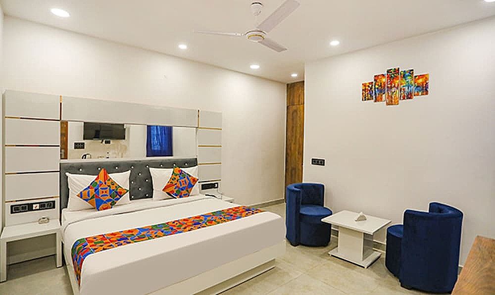 FabExpress F9 Noida Sector 27 Deluxe Room 8