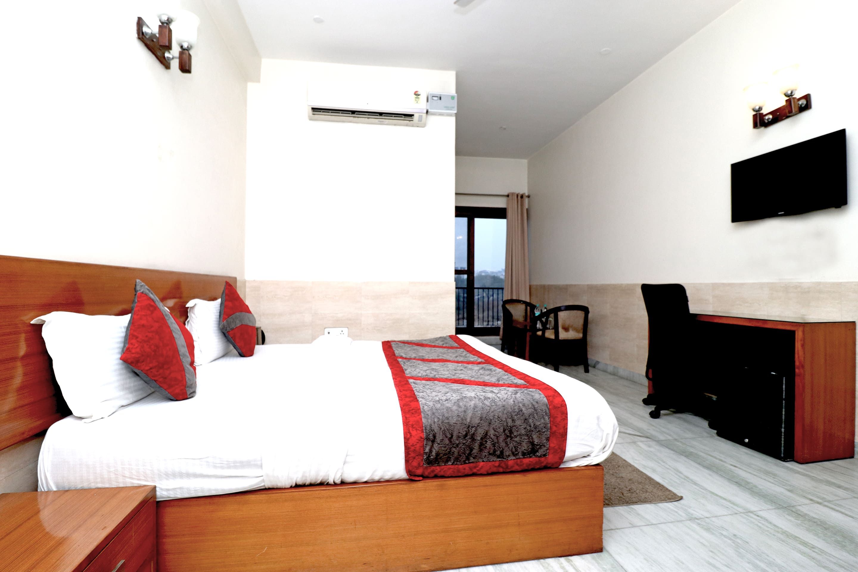 Azure Villa Gurgaon Superior Room with Balcony 6