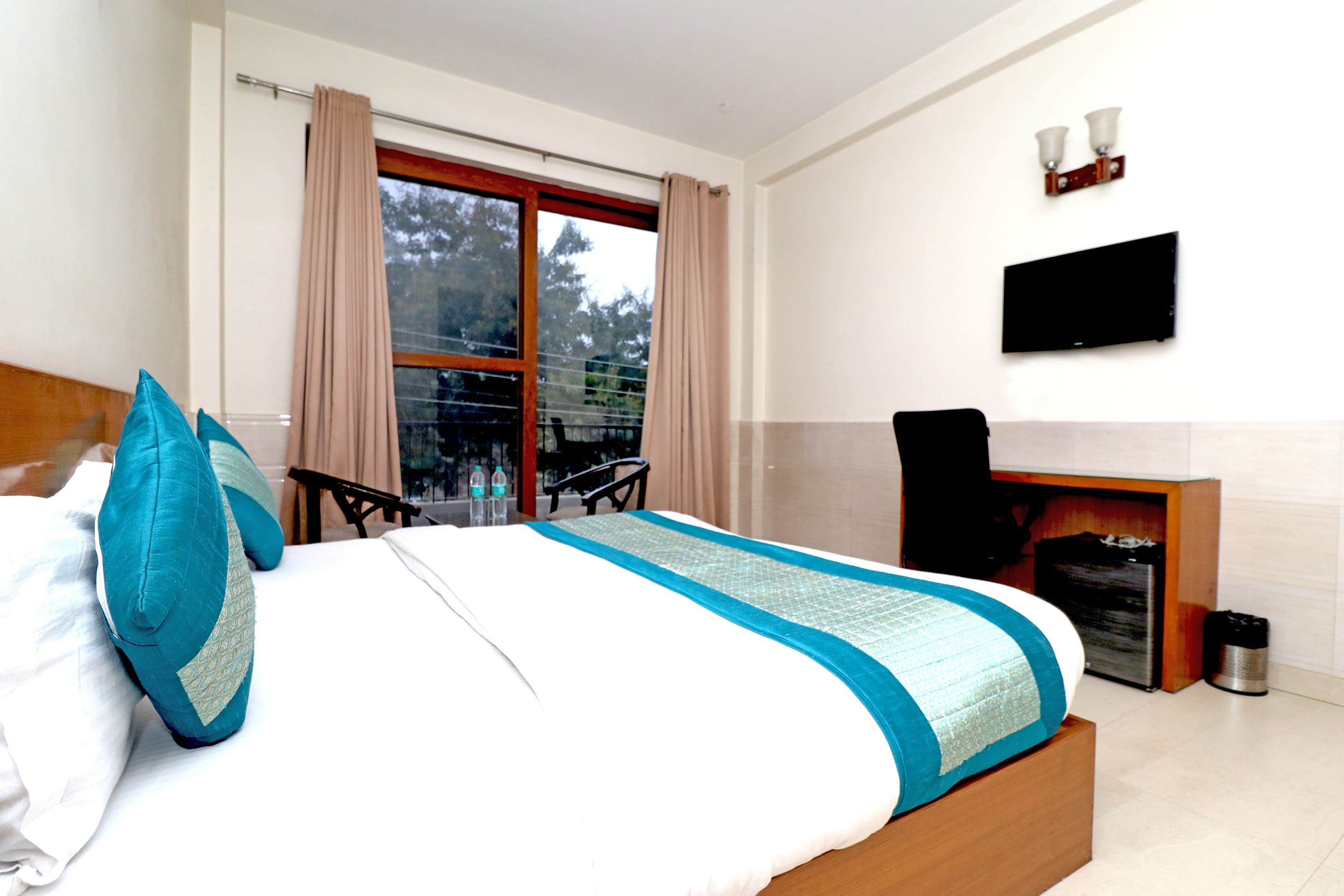 Azure Villa Gurgaon Superior Room with Balcony 9