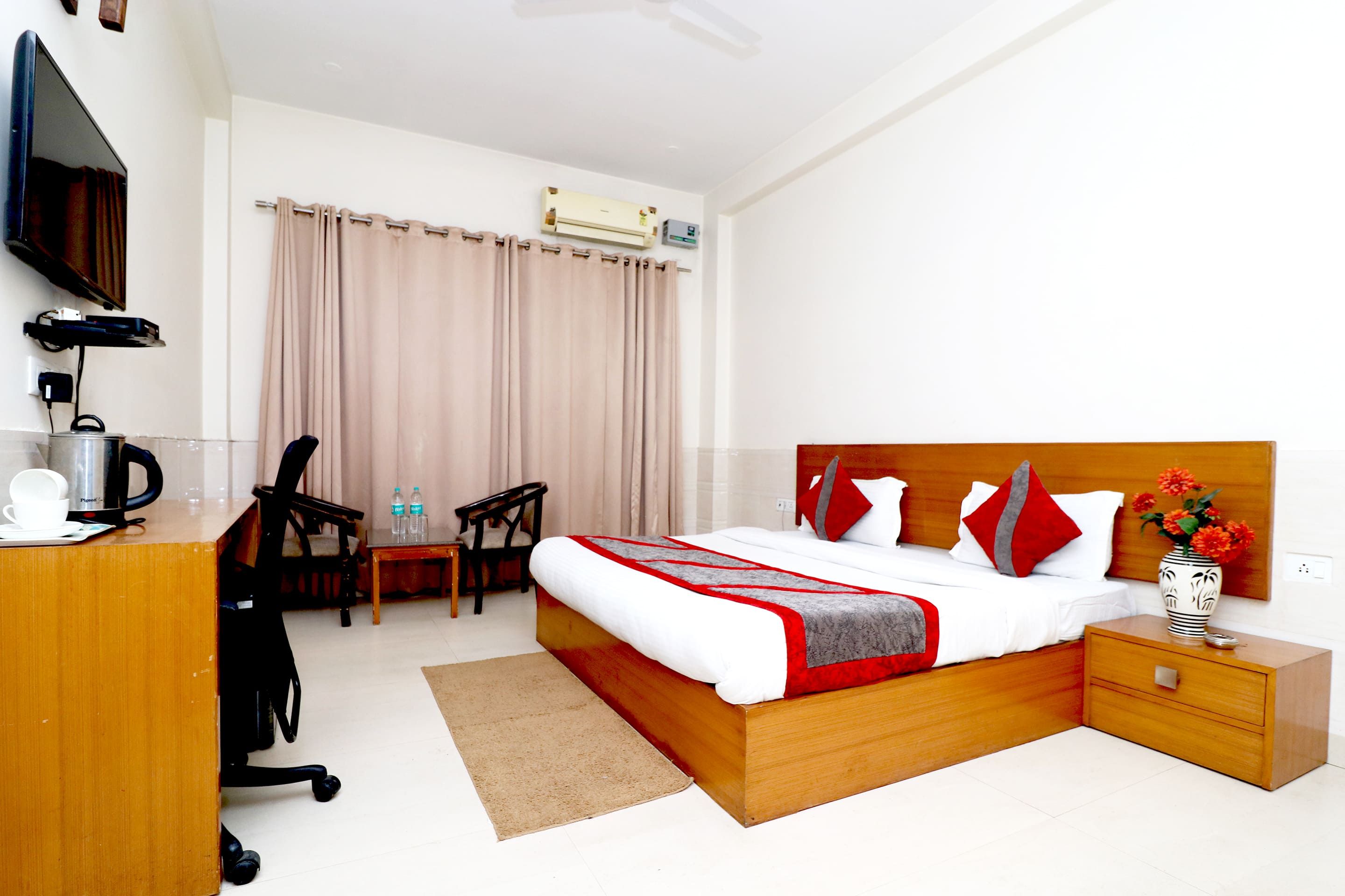Azure Villa Gurgaon Deluxe Room with Balcony 3