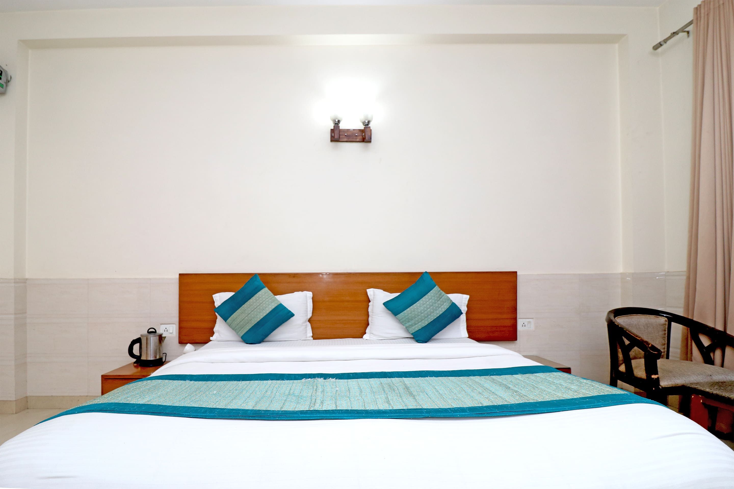 Azure Villa Gurgaon Deluxe Room with Balcony 4