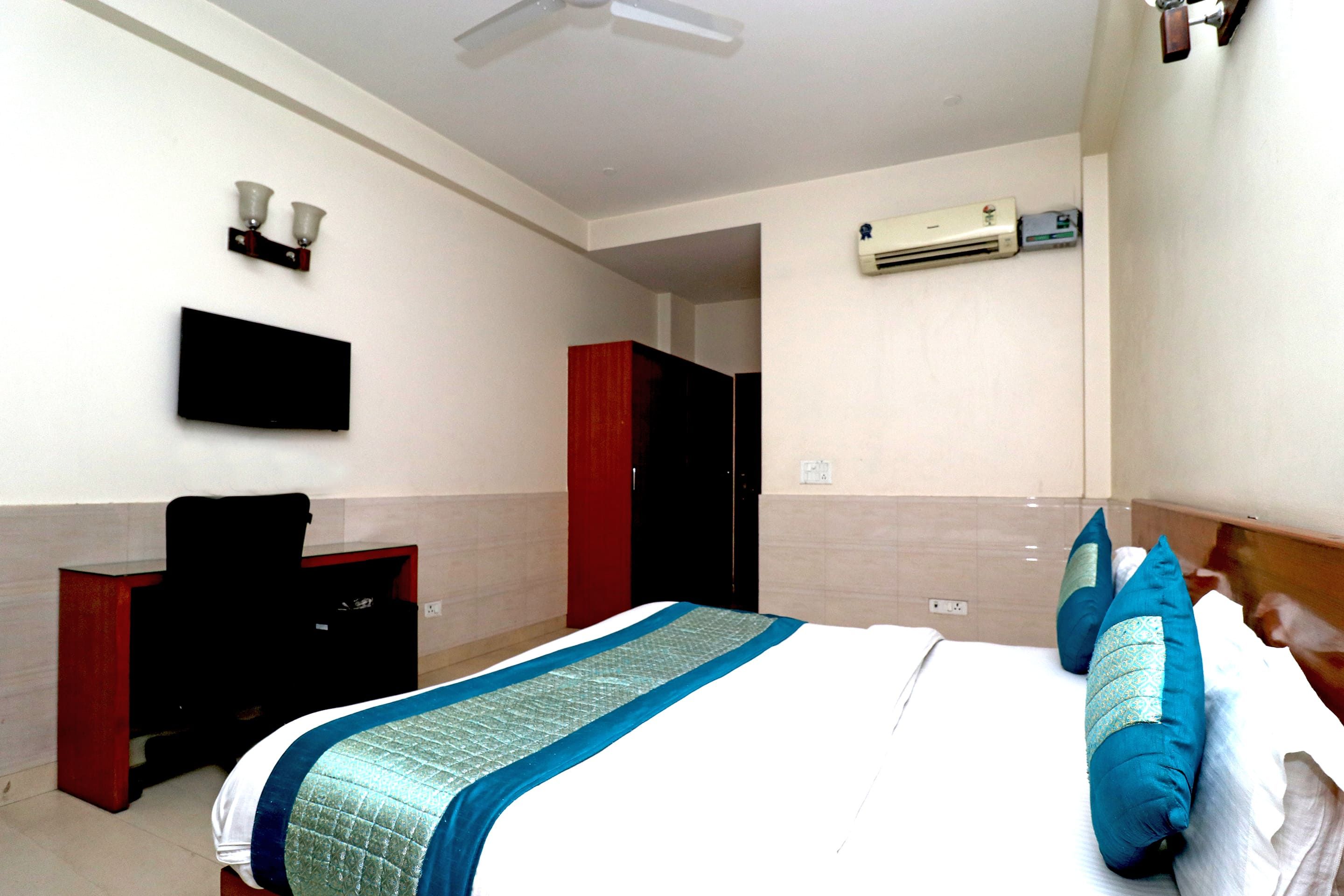 Azure Villa Gurgaon Deluxe Room with Balcony 5