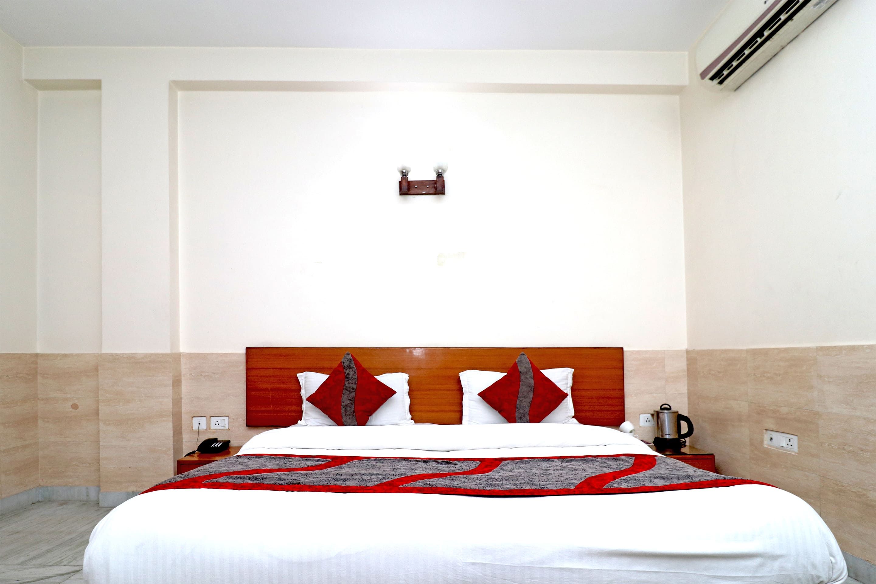 Azure Villa Gurgaon Deluxe Room with Balcony 10