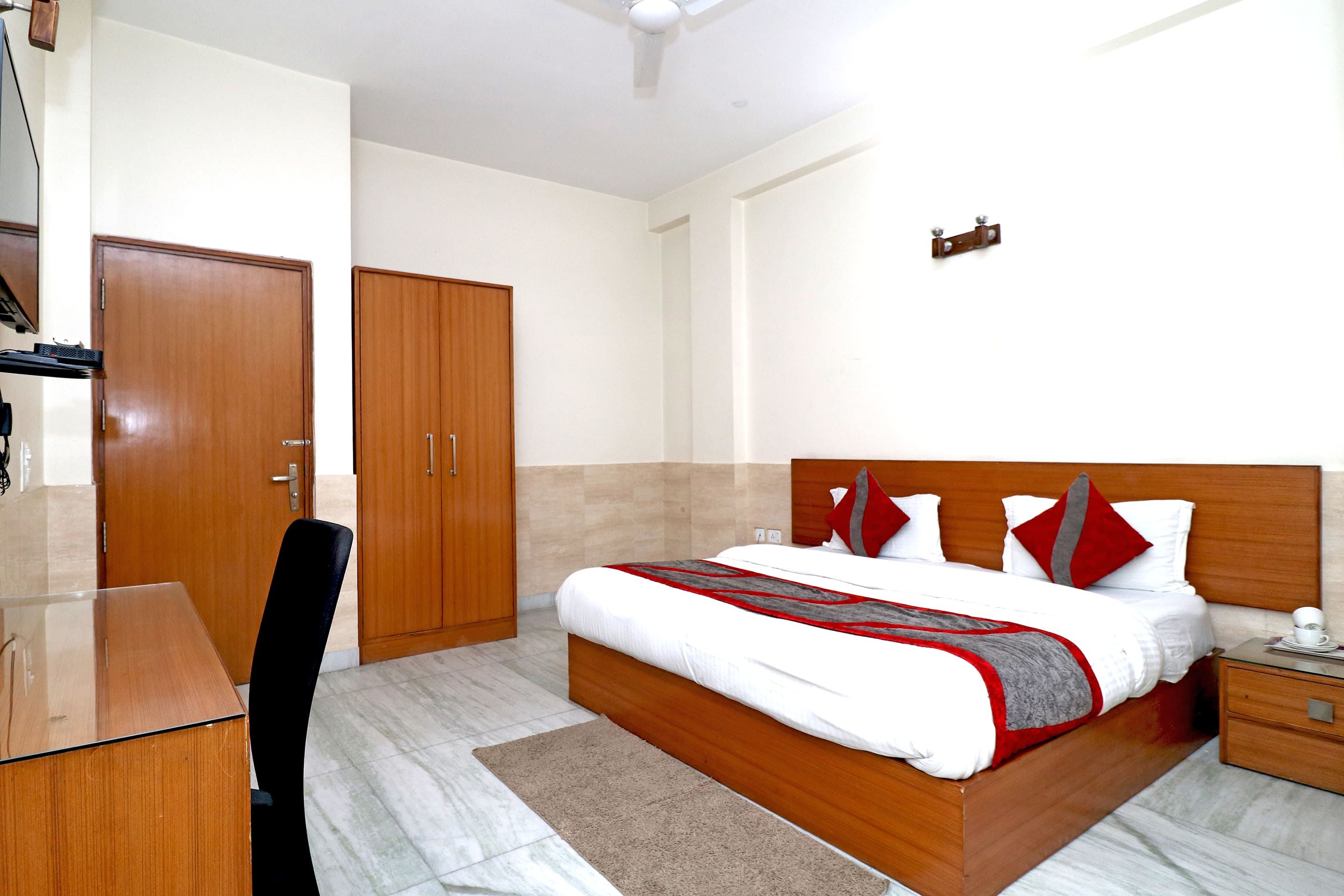 Azure Villa Gurgaon Deluxe Room with Balcony 11