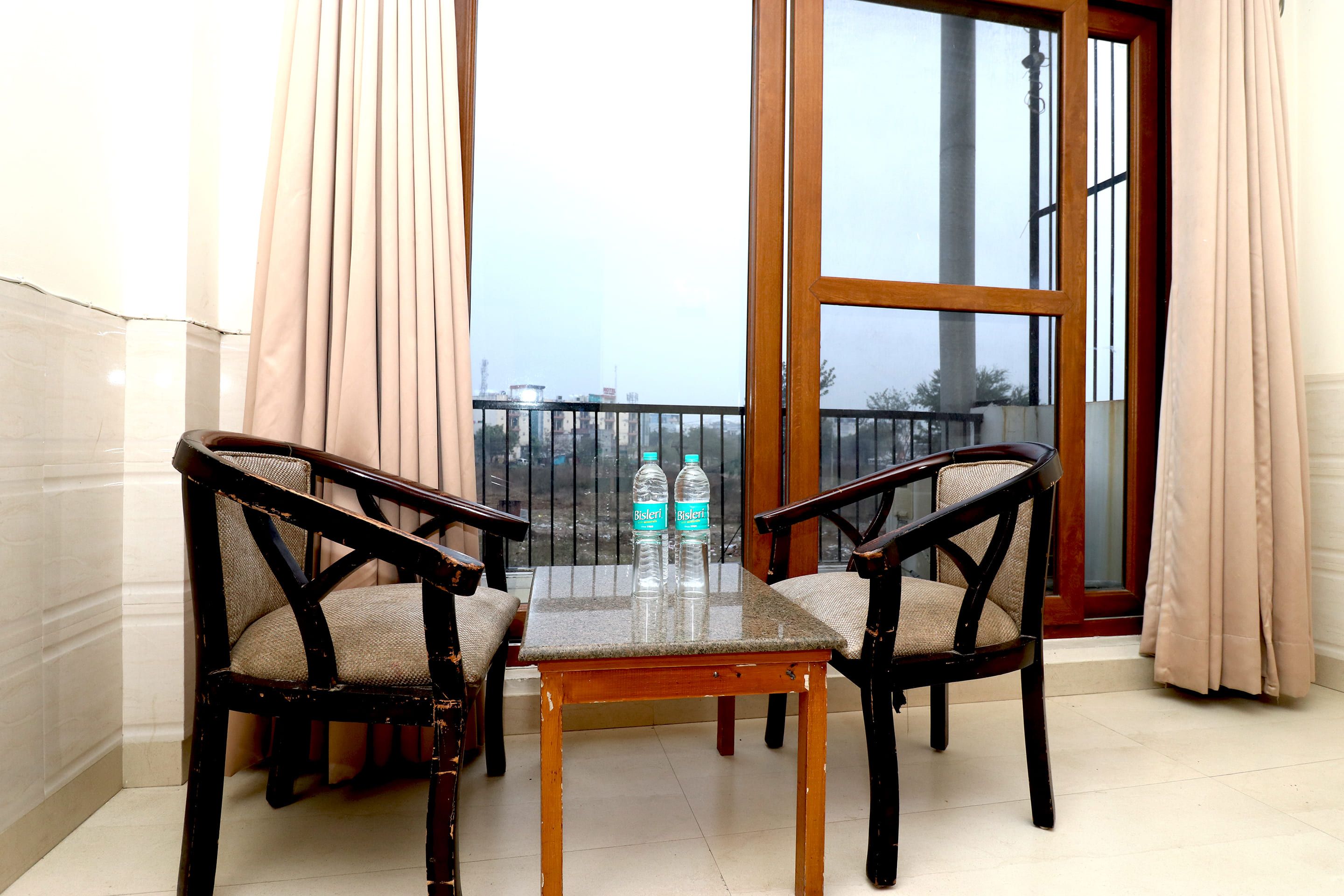 Azure Villa Gurgaon Deluxe Room with Balcony 15