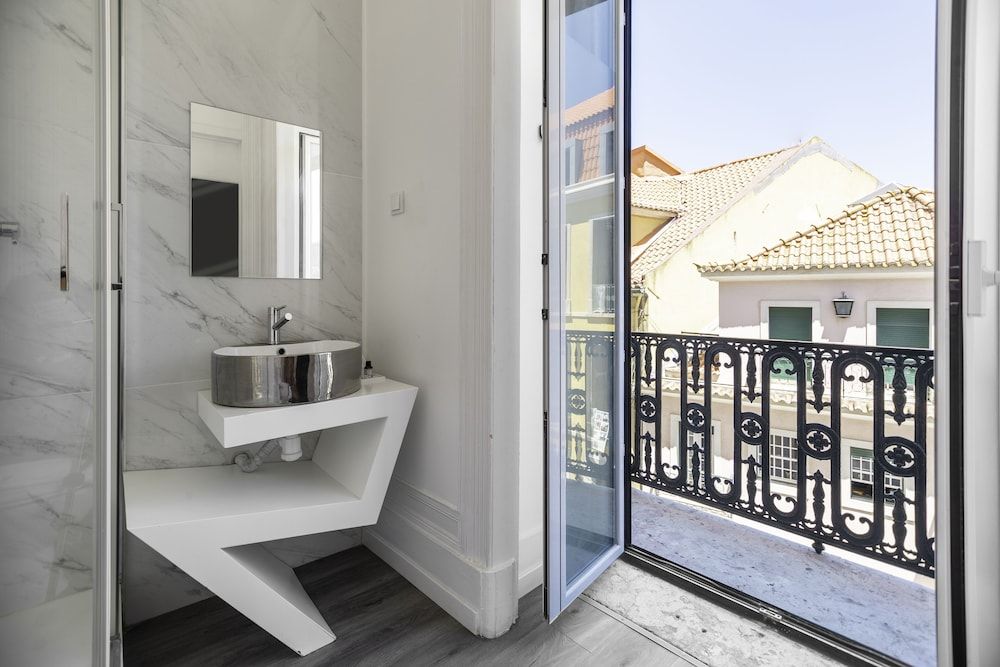 Hygge Lisbon Suites - Estrela Premium Room Street Balcony 4