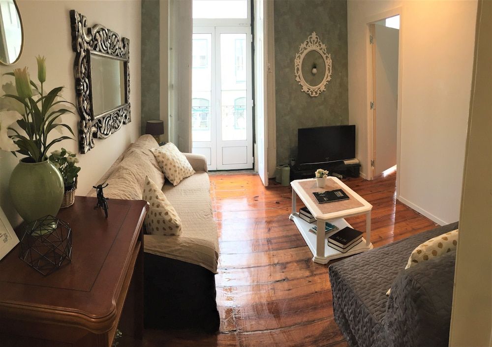 Charming Vintage Auto Check-in Flat in Baixa 2