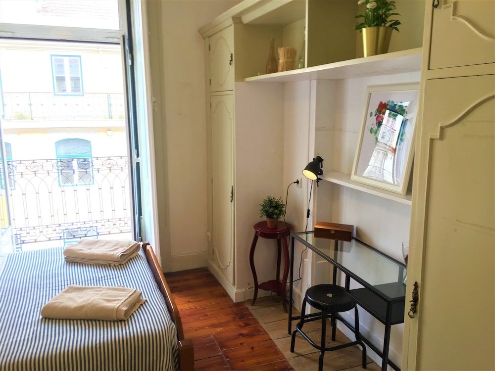 Charming Vintage Auto Check-in Flat in Baixa 5