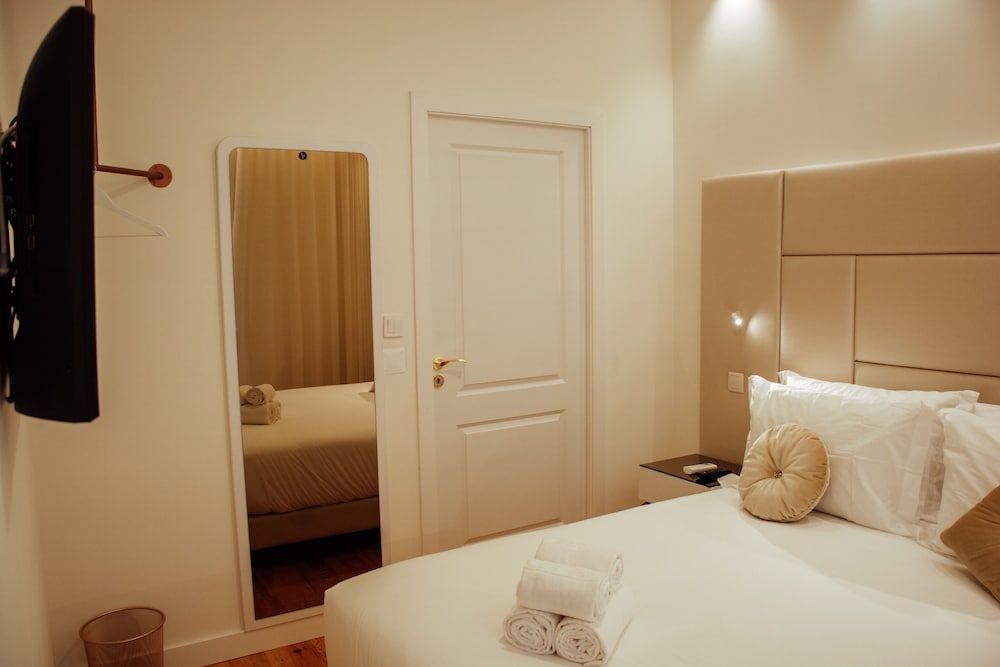 Le Premier Lisbon Suites Classic Comfort Room 5