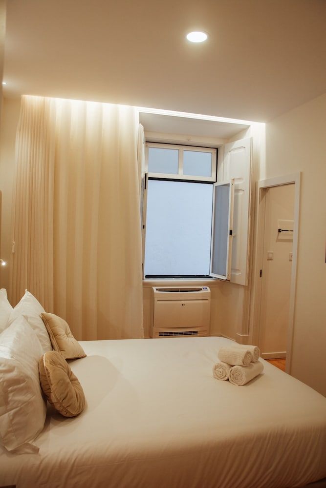 Le Premier Lisbon Suites Classic Comfort Room 3