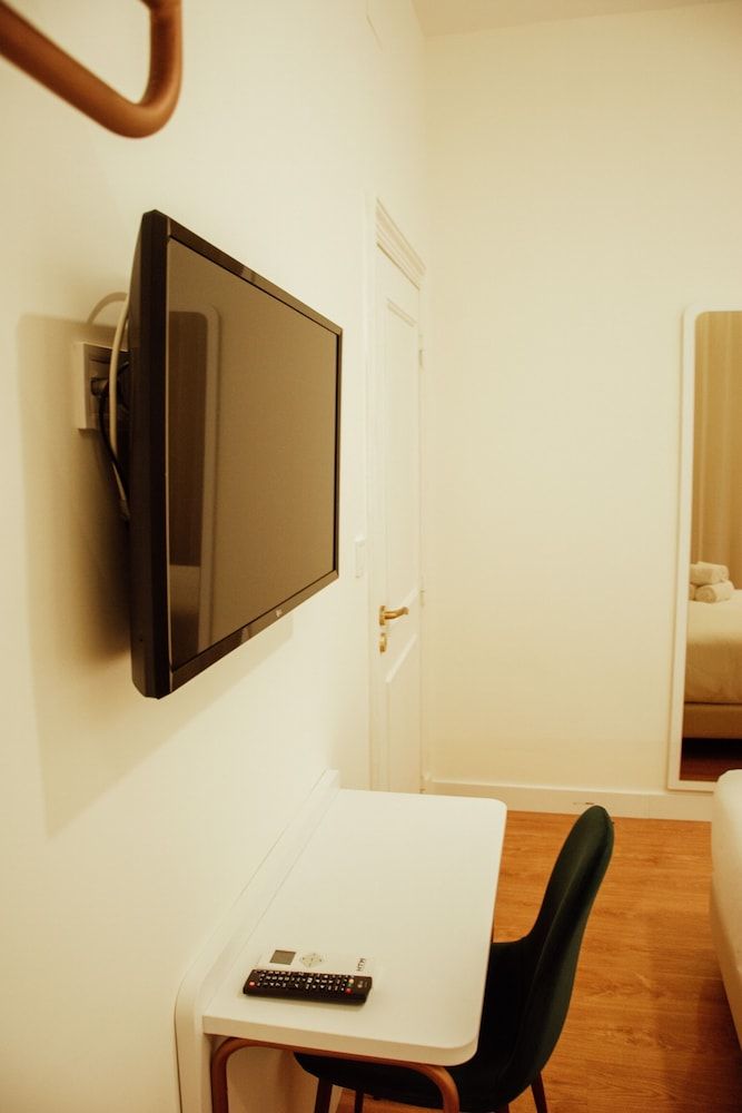 Le Premier Lisbon Suites Classic Comfort Room 7