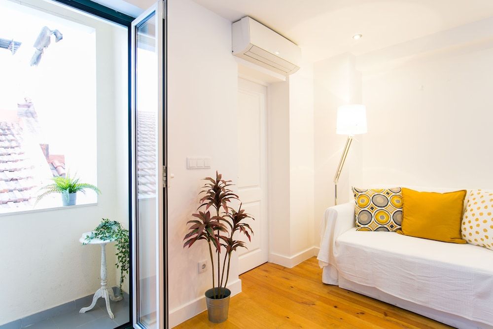 JOIVY Cosy 1-bed flat w/balcony in Alfama, moments from the Port room 4