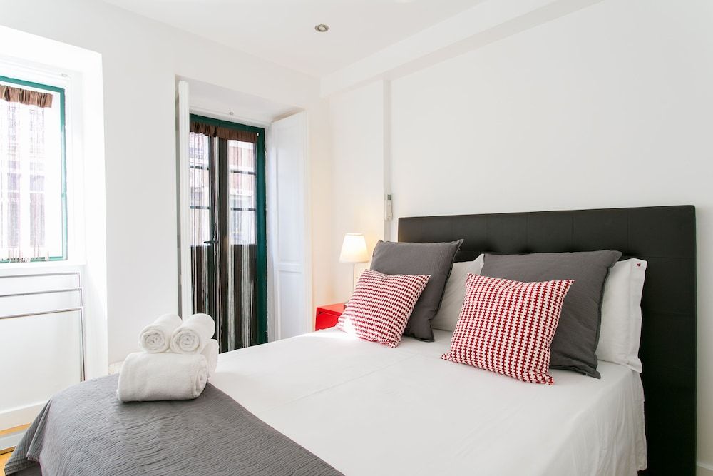 JOIVY Cosy 1-bed flat w/balcony in Alfama, moments from the Port 2