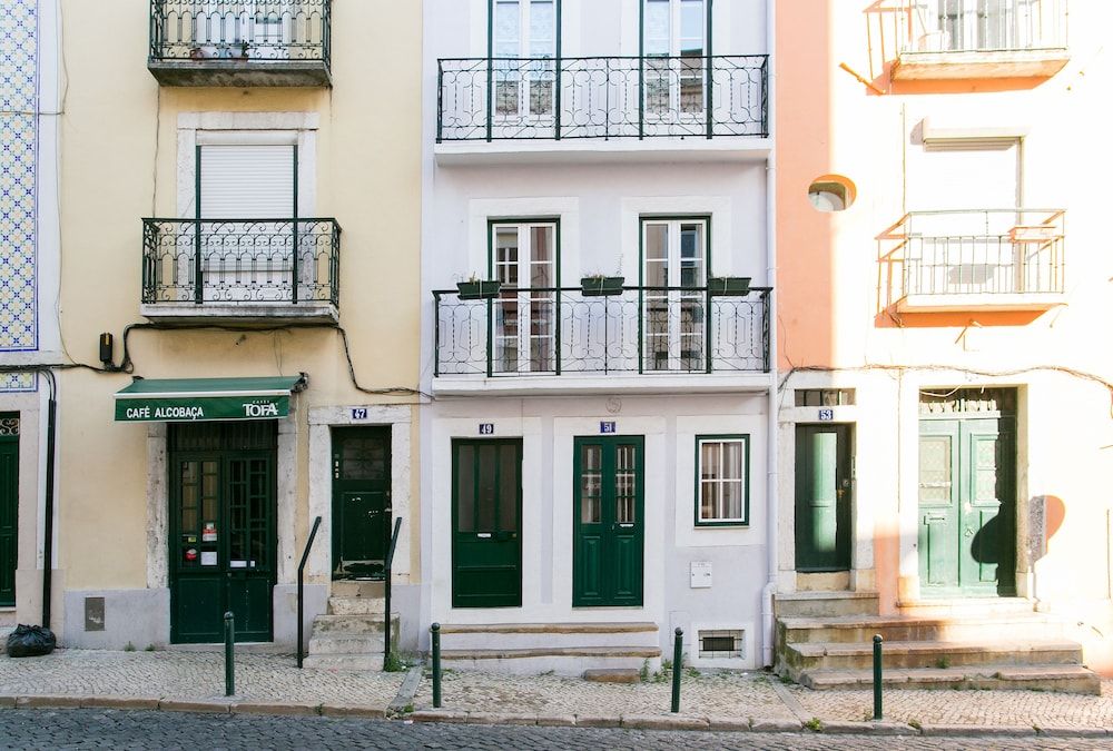 JOIVY Cosy 1-bed flat w/balcony in Alfama, moments from the Port