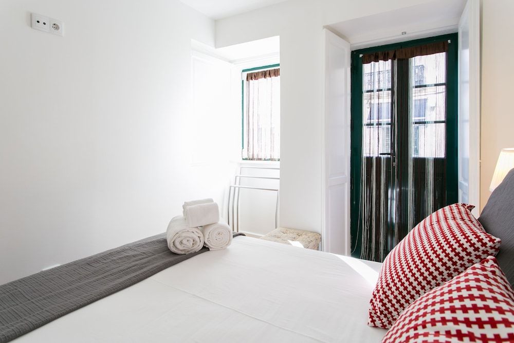 JOIVY Cosy 1-bed flat w/balcony in Alfama, moments from the Port 4