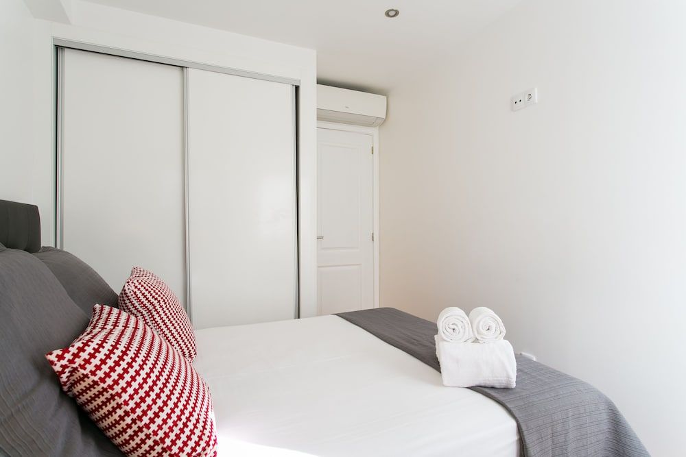 JOIVY Cosy 1-bed flat w/balcony in Alfama, moments from the Port 5