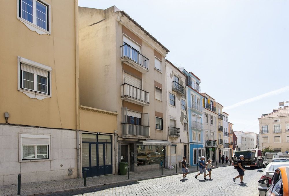 JOIVY Bright 2BR Apt w/River Views &balcony in Alfama, moments from Santa Apolonia train station 3