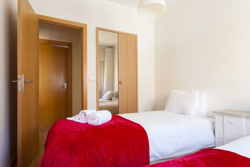 JOIVY Bright 2BR Apt w/River Views &balcony in Alfama, moments from Santa Apolonia train station 4