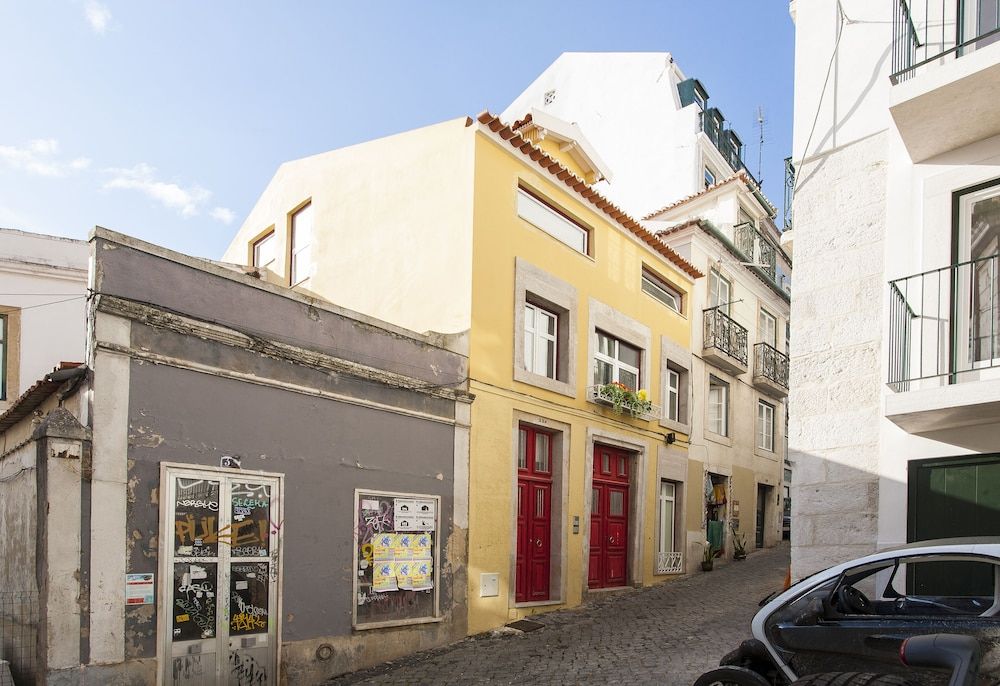 JOIVY Charming 2BR Apt w/ workspace at the heart of Alfama