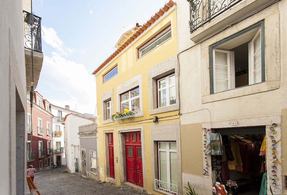 JOIVY Charming 2BR Apt w/ workspace at the heart of Alfama 2