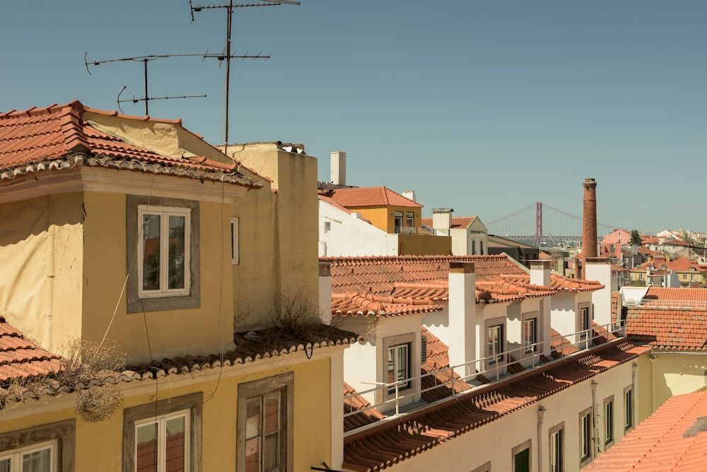 Light Filled Apartment near Chiado, By TimeCooler