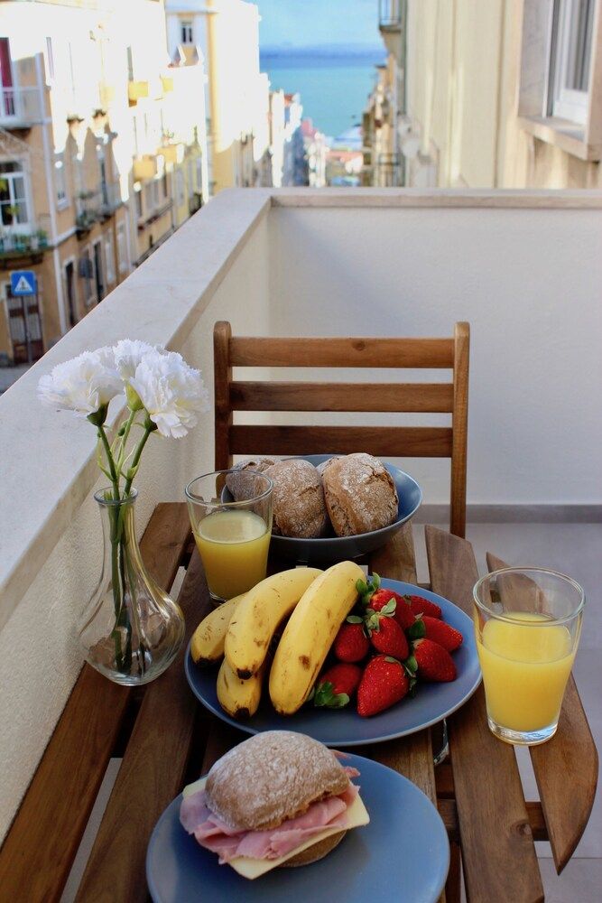 Apartment Balcony and River View in Alfama 3