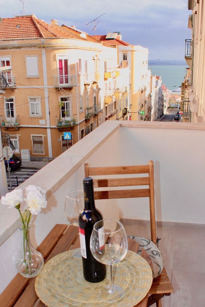 Apartment Balcony and River View in Alfama 4