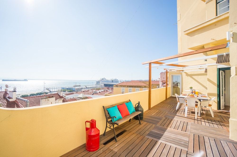 Panoramic Tagus River Terrace Apartment in Alfama 4