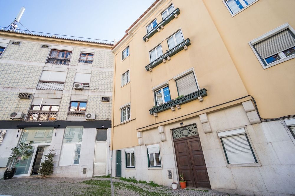 Panoramic Tagus River Terrace Apartment in Alfama 3